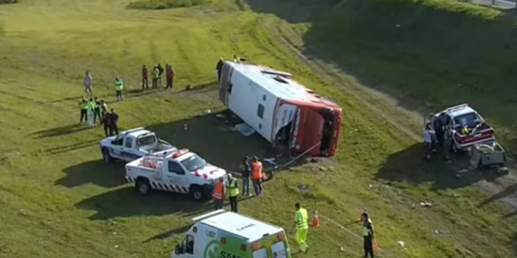 Volcó un micro en la Ruta 2: hay fallecidos y varios heridos
