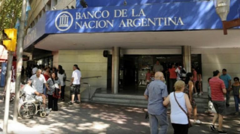 Tras el caos de hoy, los bancos abrirían el sábado y el domingo para pagar jubilaciones, AUH y planes sociales