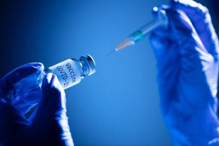 VACUNA: El Presidente recibirá al Comité a cargo de la logística.