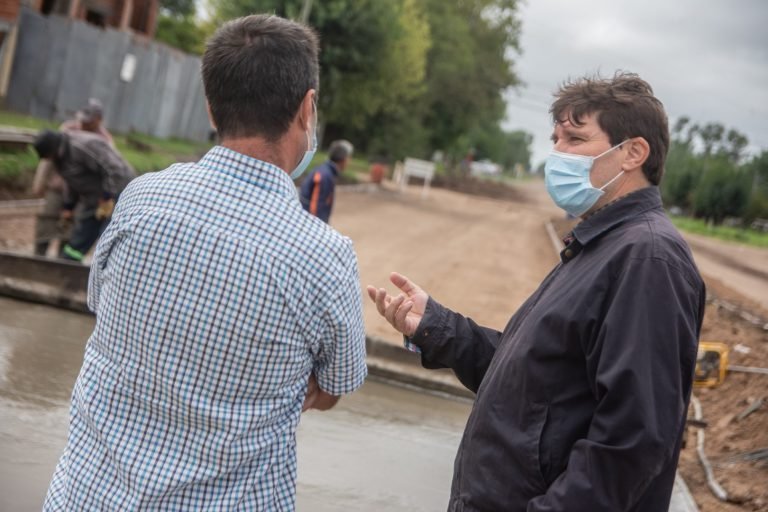 AVANZAN LAS OBRAS DE PAVIMENTACIÓN; EL ENSANCHE DE PERÓN y EL ENTUBAMIENTO PLUVIAL EN LA CALLE AZUL