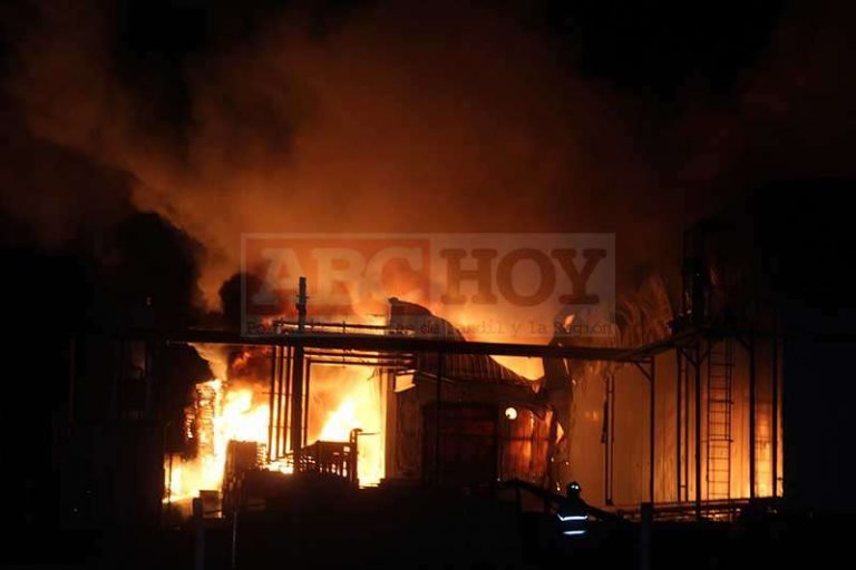 Tandil – Voraz incendio destruyó la planta de chacinados Cagnoli