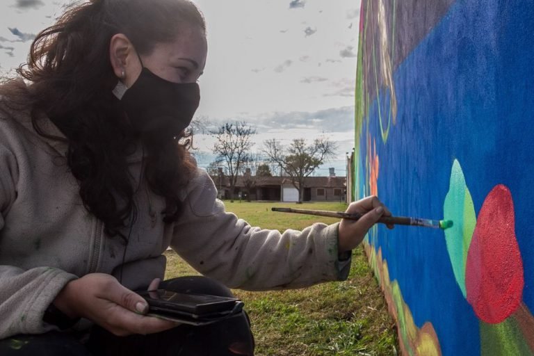 Eliana Valerio pintó un hermoso mural