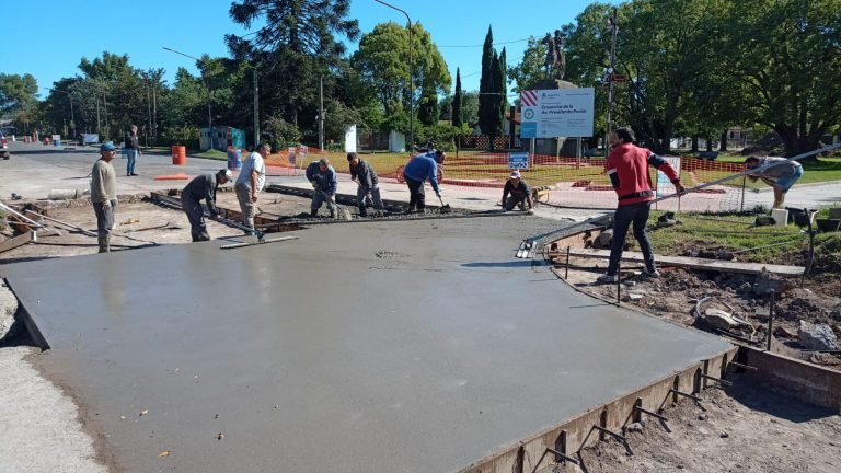 Se trabaja en la culminación de la rotonda de las Avdas. Sarmiento y Pte. Perón