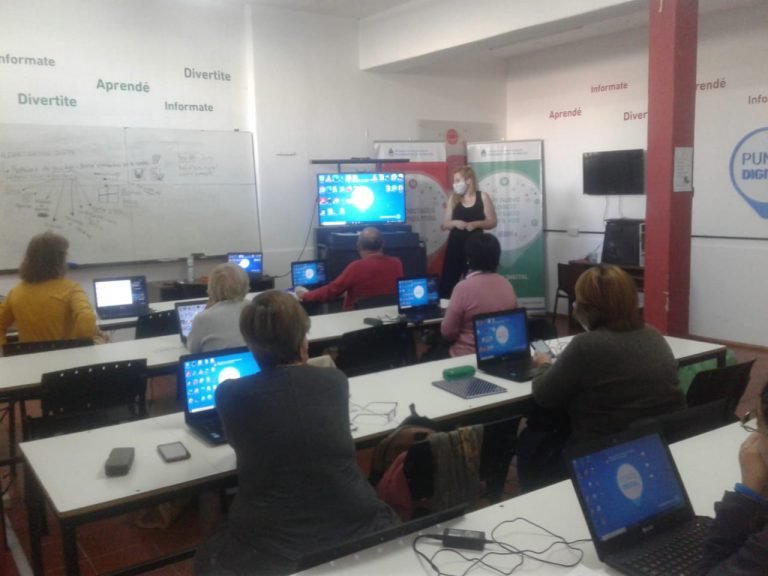 FRENTE A LA COMPU: ADULTOS MAYORES SE CAPACITAN EN PUNTO DIGITAL