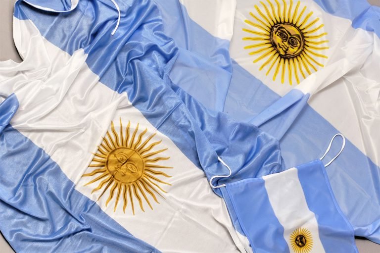 Entrega de banderas de la Asociación Educadores Jubilados de la Provincia