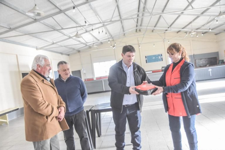 FABIÁN BLANSTEIN ENTREGÓ EL PRIMER DESFIBRILADOR DESTINADO A UN PARAJE RURAL