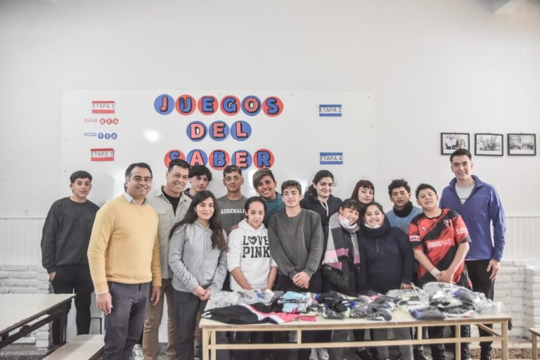 Entregaron material deportivo a estudiantes de Escuela Secundaria 3