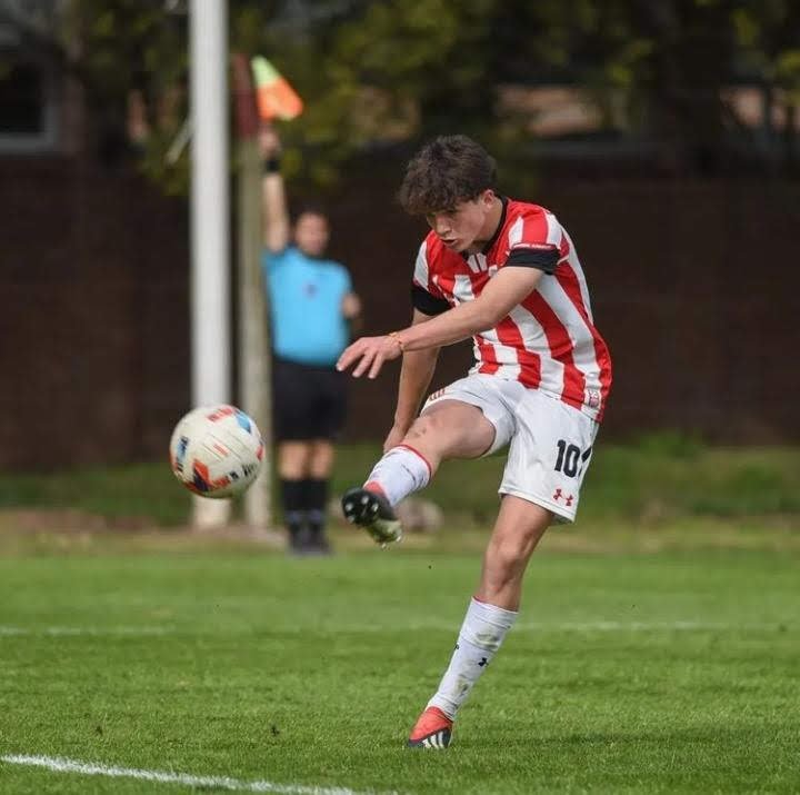Gran presente futbolístico de Santino Crego en Estudiantes