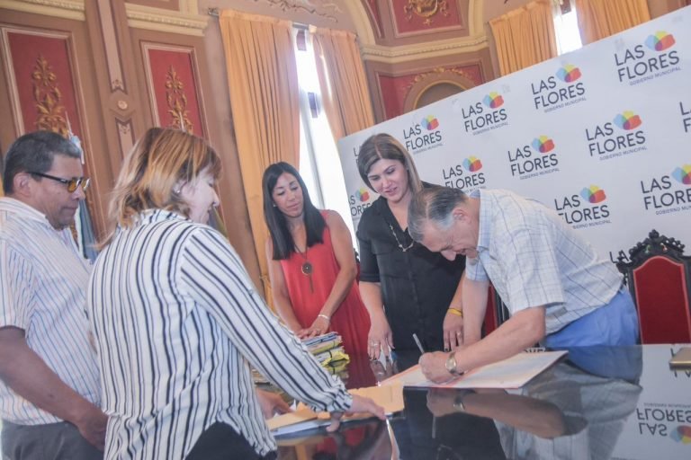 SE FIRMARON ESCRITURAS CON FAMILIAS E INSTITUCIONES EN LA MUNICIPALIDAD A TRAVÉS DE LA ESCRIBANÍA DE GOBIERNO DE LA PROVINCIA