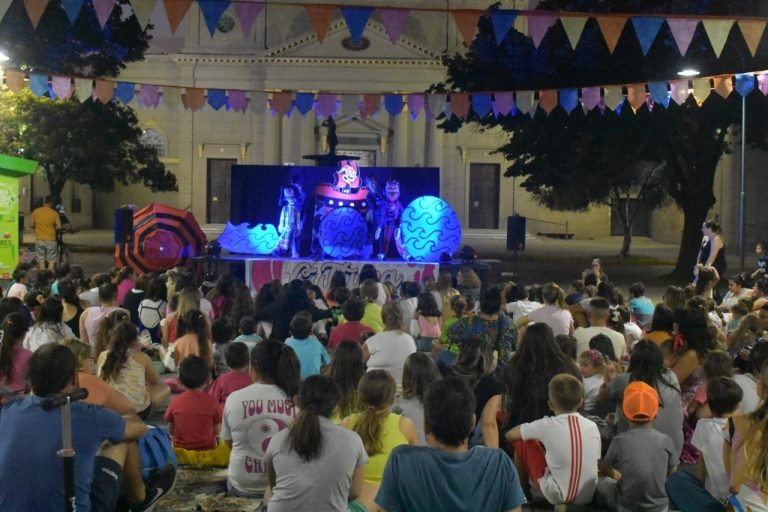 CULTURA DE VERANO: CONCURRIDO SHOW DE TÍTERES EN PLAZA MITRE