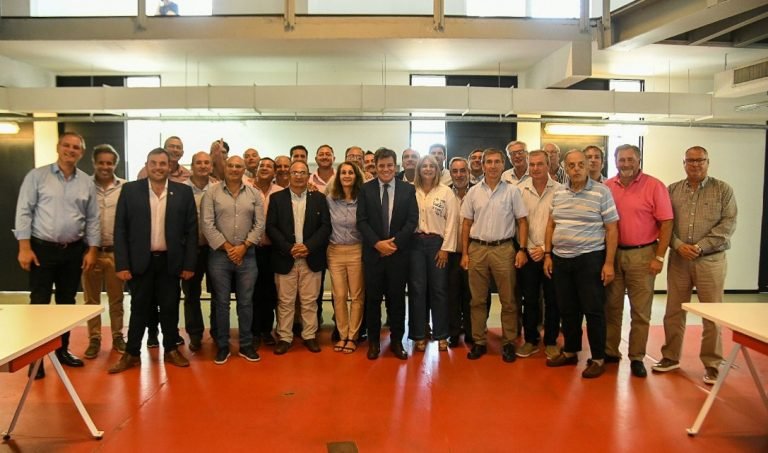 Gran respaldo de intendentes radicales a Manes