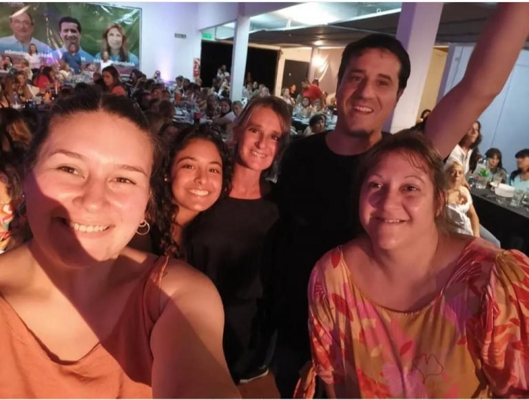 Mujeres radicales florenses junto a mas de 1500 en Saladillo