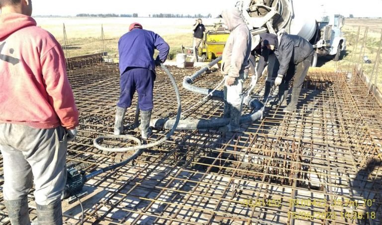 Se está hormigonando el puente sobre el canal de Risso rumbo a Vilela