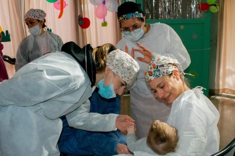 LAS FLORES SONRÍE: ACCIONES DE ALUMNOS DE LA UNIVERSIDAD DEL SALVADOR EN CENTROS Y PARAJES