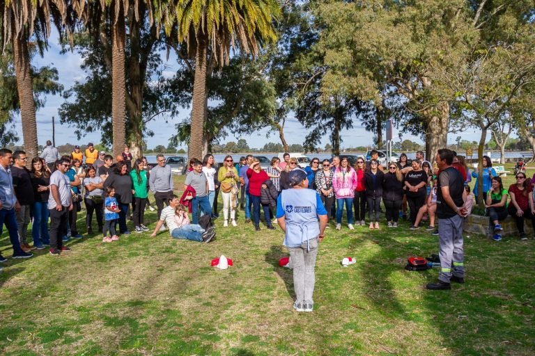 PRESENTACIÓN Y COLOCACIÓN DEL DEA EN EL PARQUE PLAZA MONTERO