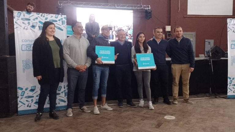 Se entregaron computadoras a alumnos de 6º año a través del programa «Conectar Igualdad Bonaerense”