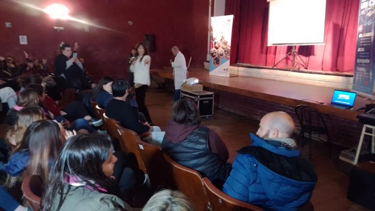 Intendente Gelene en la Expo UNICEN: “vamos a apadrinar a todos los jóvenes que quieran estudiar medicina, cubriendo los costos de toda la carrera. Es un compromiso, así como acompañar a todos en cualquier carrera universitaria”