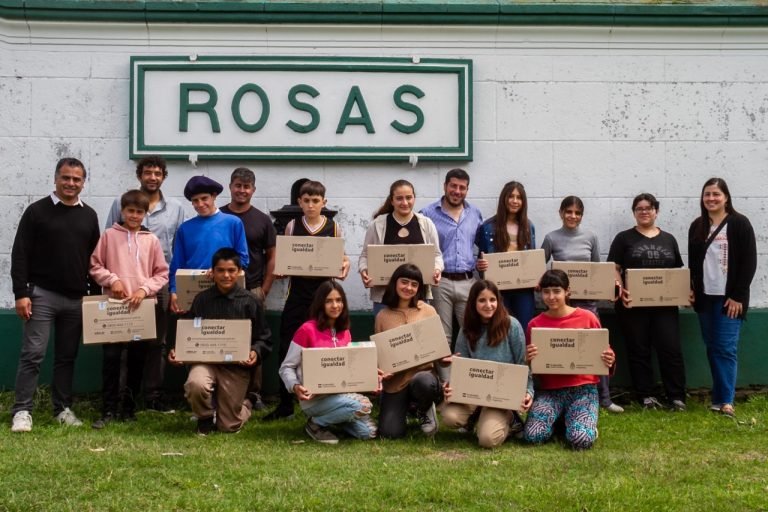 ALUMNOS DE 1° AÑO DEL CEPT 37 RECIBIERON NETBOOKS