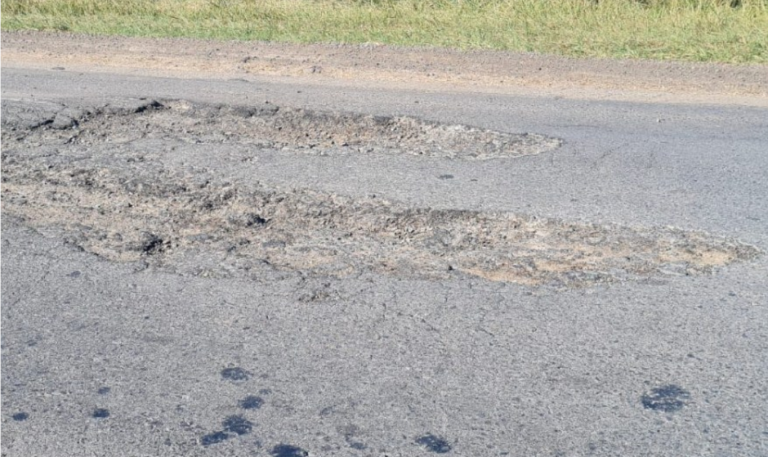 Cráter en Ruta 50 entre Ayacucho y Rauch: piden urgente mantenimiento