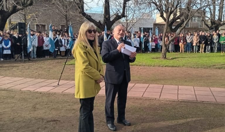 Intendente Gelené en el acto de la Bandera: “Los patriotas como Manuel Belgrano honraron con su vida, su esfuerzo y su vocación por el bien común, son los ejemplos que tenemos que llevar adelante para que esta promesa sea una realidad en el tiempo”