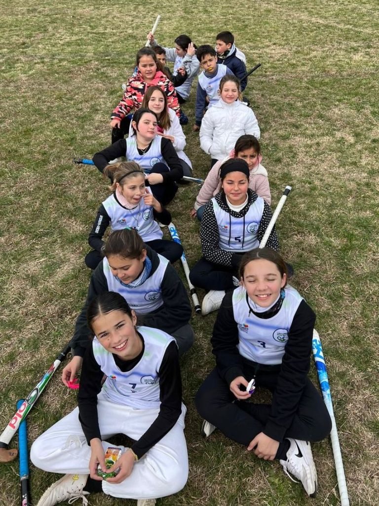 LA ESCUELITA MUNICIPAL DE HOCKEY SE PRESENTÓ EN AZUL