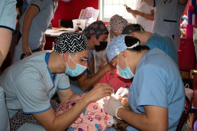 Ana Ferraro, sobre el programa «Las Flores sonríe», «es un proyecto con un fin pedagógico, pero ayuda a las familias a acercarlos a la salud bucal»