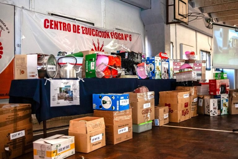 El Consejo Escolar entrega equipamiento para el SAE a escuelas del distrito