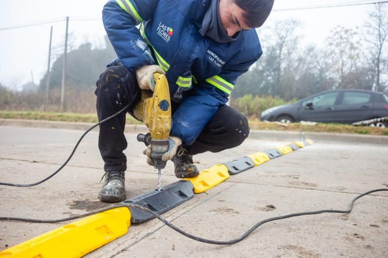 UNO MÁS Y VAN…. COLOCACIÓN DE REDUCTOR VIAL EN AV. SARMIENTO