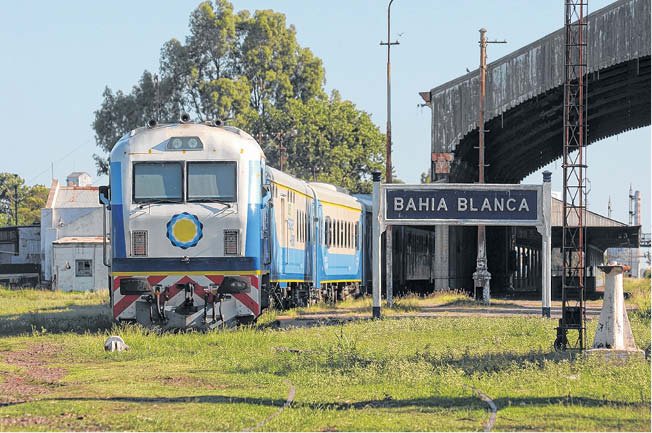 La provincia busca recuperar el servicio de trenes y vuelve a pensar en Ferrobaires