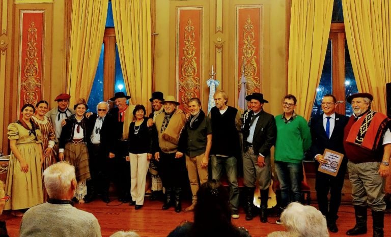 Emotivo homenaje al Poeta de Las Flores: Tito Urnissa