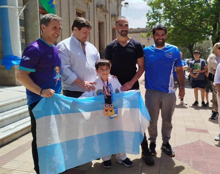 Gran recibimiento a Francisco Menéndez campeón mundial de Taekwon-Do