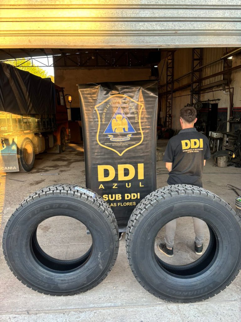 DDI recupera dos cubiertas de camión en Monte