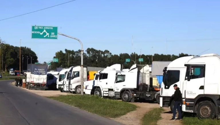 Transportistas de granos amenazan con un paro nacional y piden audiencia con el presidente