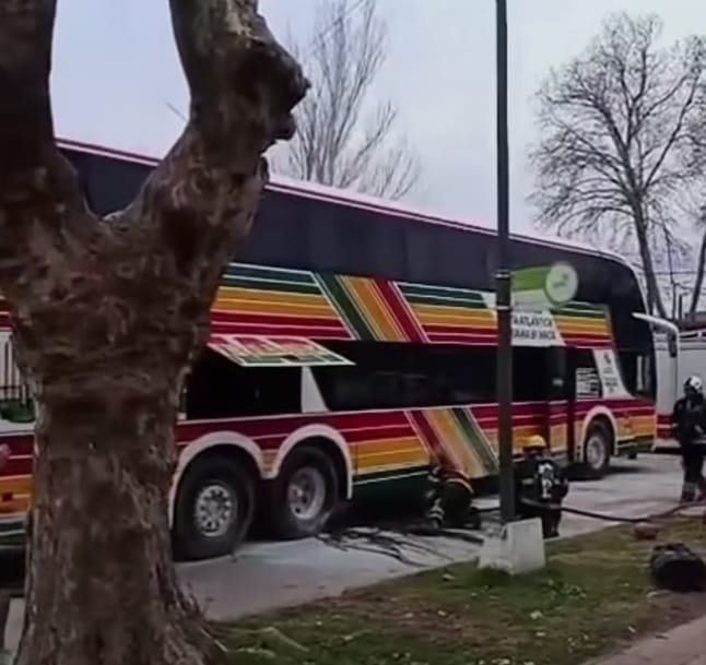 Principio de incendio de un colectivo al salir de la terminal local
