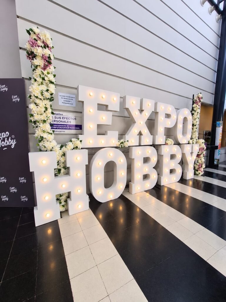 CAPACITACIÓN Y NUEVAS IDEAS: DOCENTES Y ALUMNAS DEL HOGAR AGRÍCOLA EN EXPO HOBBY