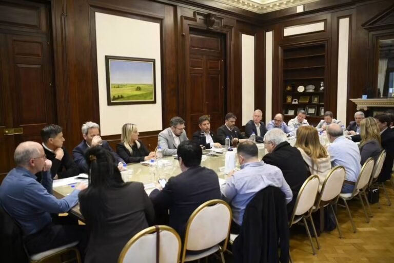 Las Flores, presente en la firma de leasing encabezada por Axel Kicillof junto a 19 intendentes bonaerenses