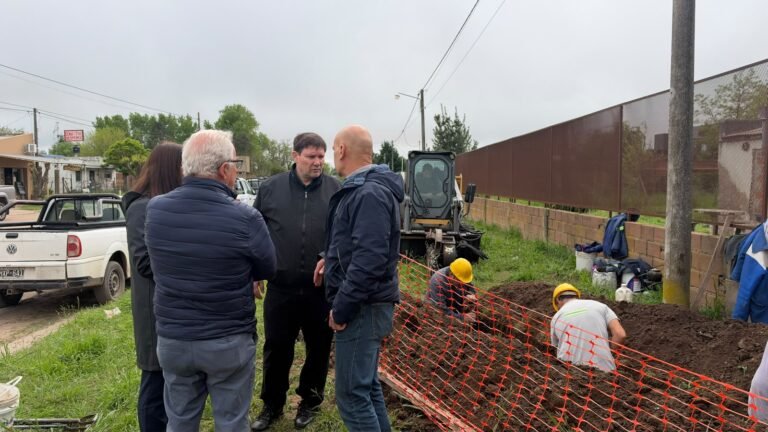 EL INTENDENTE OBSERVÓ LOS TRABAJOS DE EXTENSIÓN DE LA RED DE GAS NATURAL