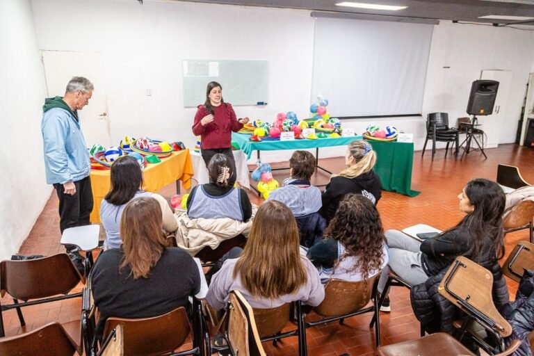 ENTREGA DE MATERIAL DEPORTIVO A JARDINES DE INFANTES DEL DISTRITO
