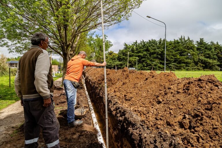 CONTINÚAN LAS TAREAS DE AMPLIACIÓN EN MAS DE 500 METROS DE LA RED CLOACAL EN LA AV. ROBERTO TRUCCO