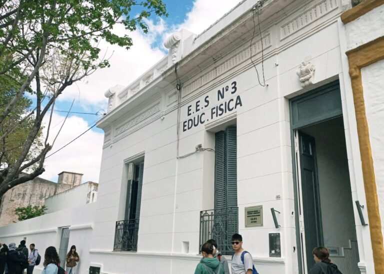 ESFUERZO COMPARTIDO: TAREAS DE PINTURA EN LA ESCUELA SECUNDARIA 3